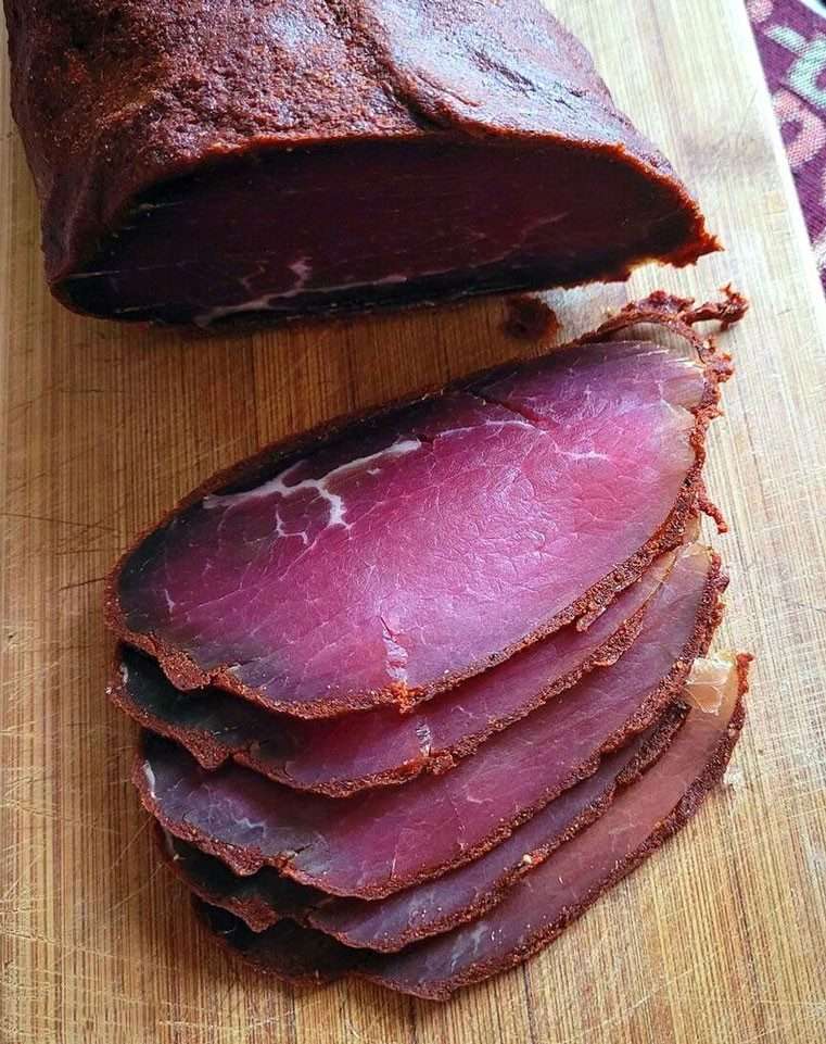 Ο παστουρμάς είναι ένα από τα πιο χαρακτηριστικά αλλαντικά της Ανατολικής Μεσογείου.