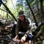 alt="Φτιάχνοντας καταφύγιο επιβίωσης στο δάσος χωρίς εξοπλισμό"