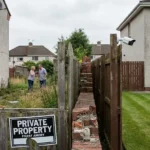 skoteini-alitheia-otan-oi-geitones-ginontai-echthroi